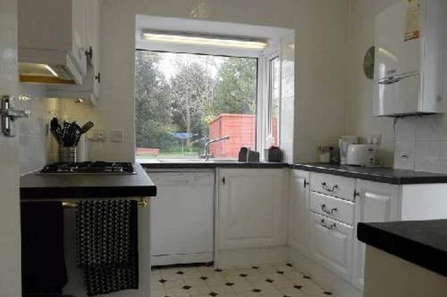 LOVELY BUNGALOW JUST 200 YARDS FROM SEAFRONT WITH GARDEN - HB2087