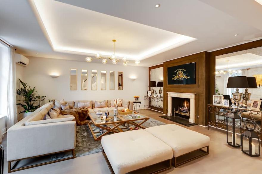 Beautiful, and very wide house in the heart of Chelsea
INSTANT BOOK on VRBO UK
