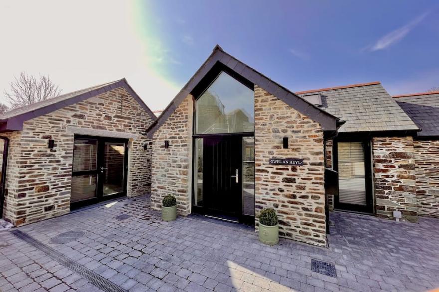 Luxury barn conversion near Padstow - stunning ocean views, garden and hot tub