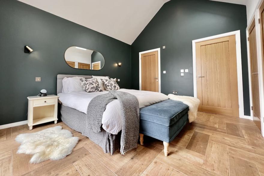 Luxury barn conversion near Padstow - stunning ocean views, garden and hot tub