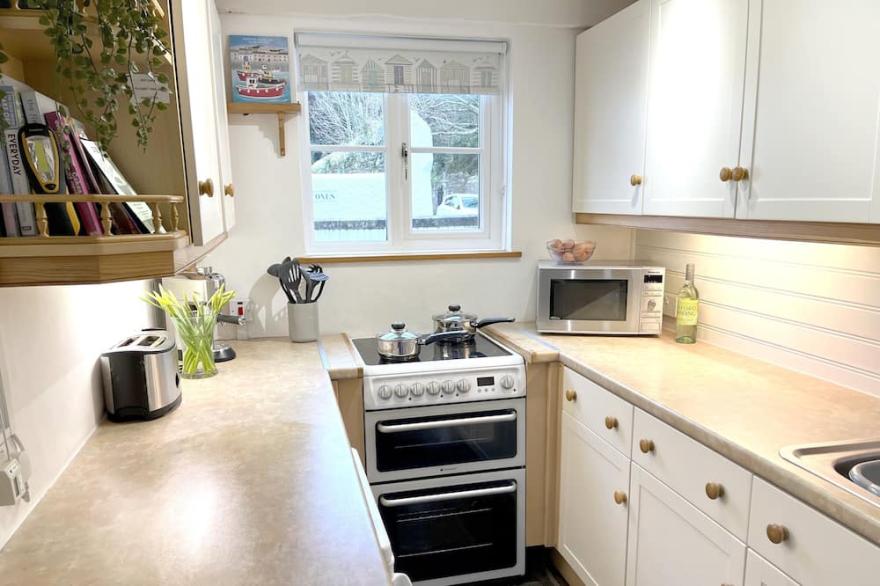 Mevagissey holiday cottage with beach/harbour nearby, internet access, Parking