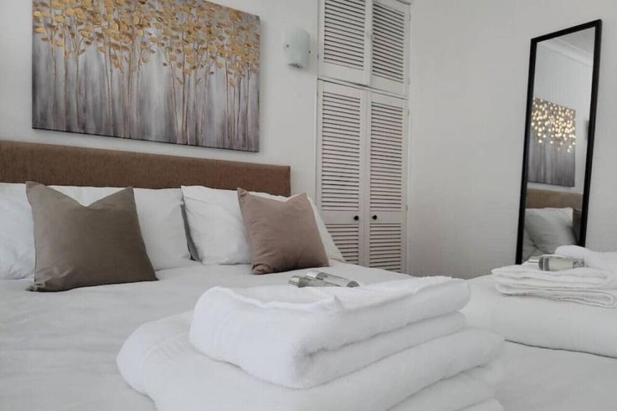 Seaside flat with Fireplace fast WIFI FREE parking