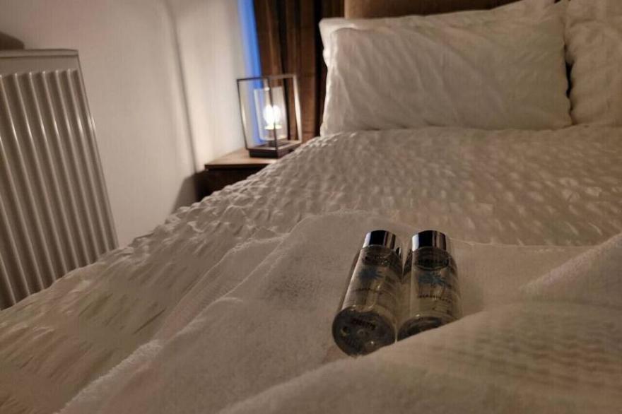 Seaside flat with Fireplace fast WIFI FREE parking