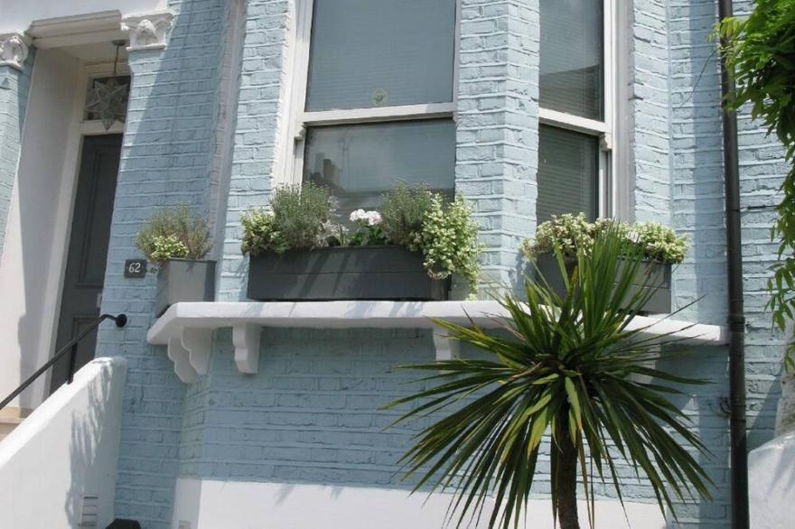 'Blue Heaven'- chic House in quiet location good amenities great transport links