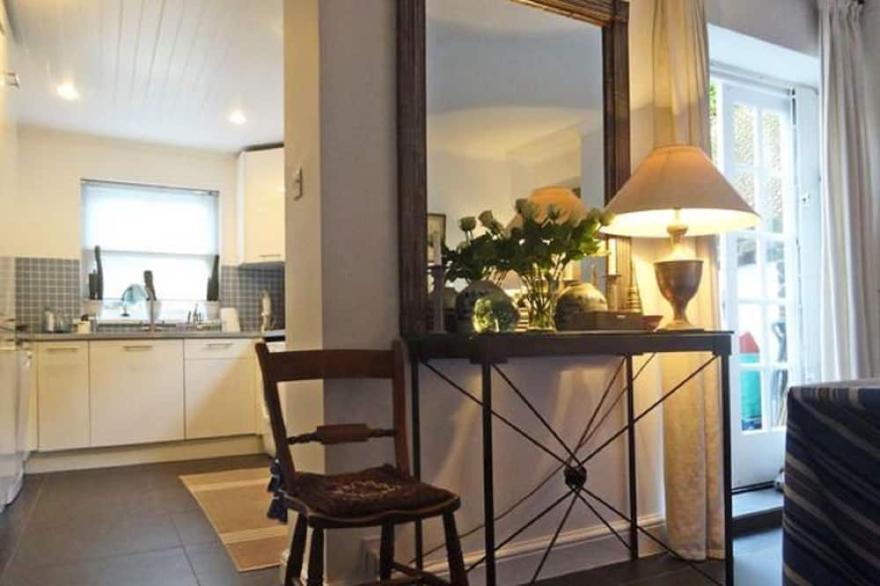'Blue Heaven'- chic House in quiet location good amenities great transport links