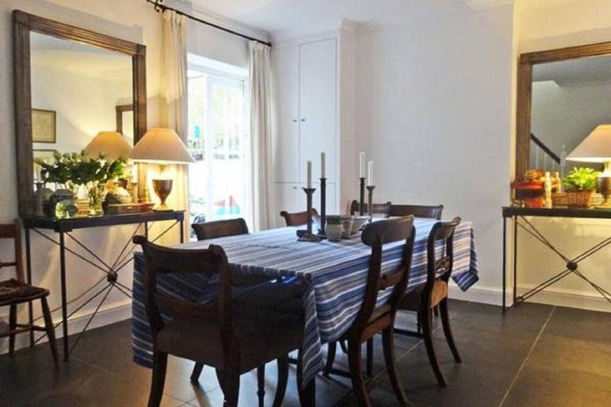 'Blue Heaven'- chic House in quiet location good amenities great transport links
