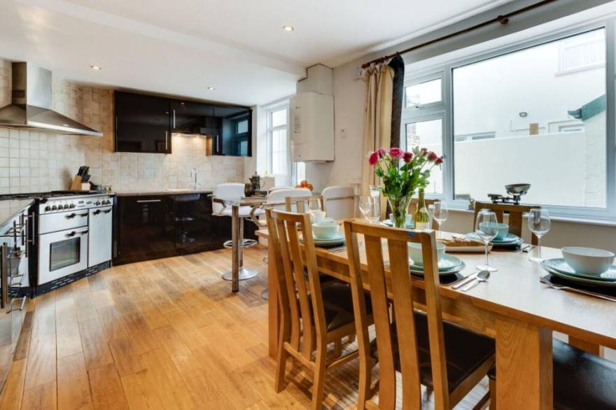 Beautiful private villa for 8 guests with WIFI, TV, patio and parking
