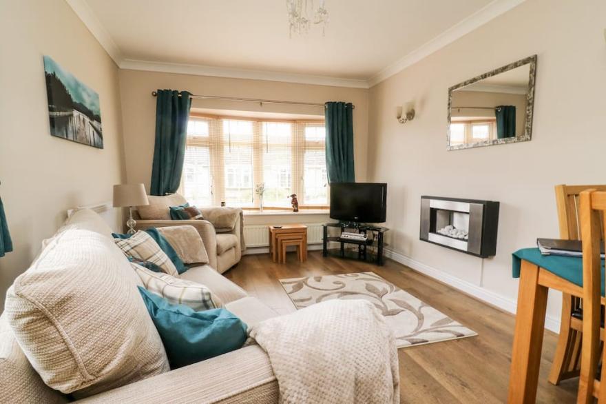COSY CORNER, character holiday cottage, with a garden in Haxby