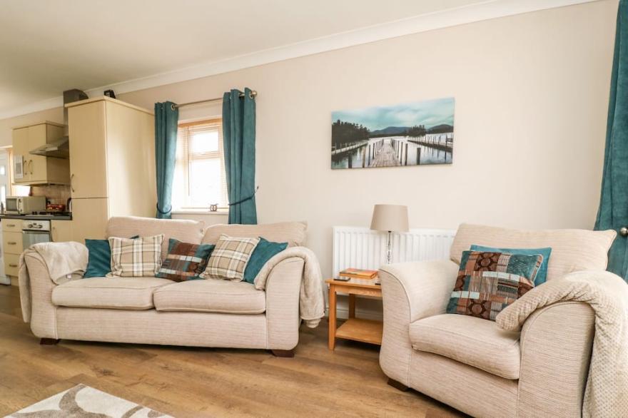 COSY CORNER, character holiday cottage, with a garden in Haxby