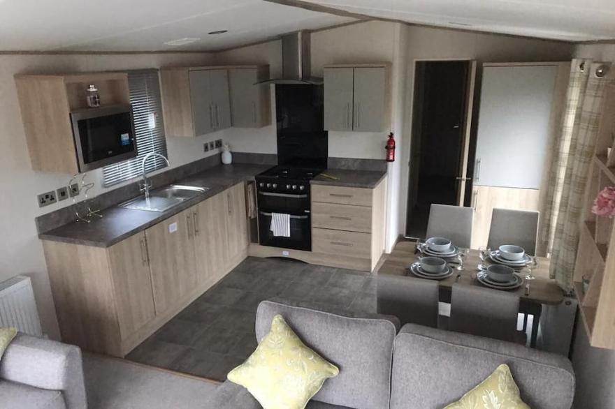 Luxury Holiday Lodge: 13 Elm Close
