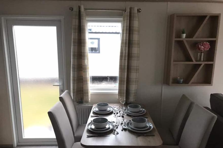 Luxury Holiday Lodge: 13 Elm Close