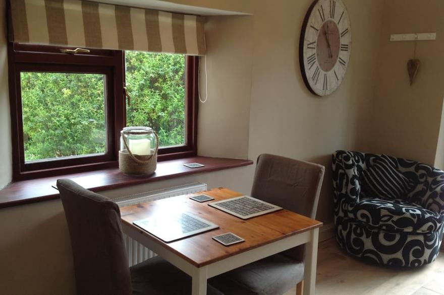 Delightful Cottage in a Peaceful Rural location, but only 5 minutes to the city.