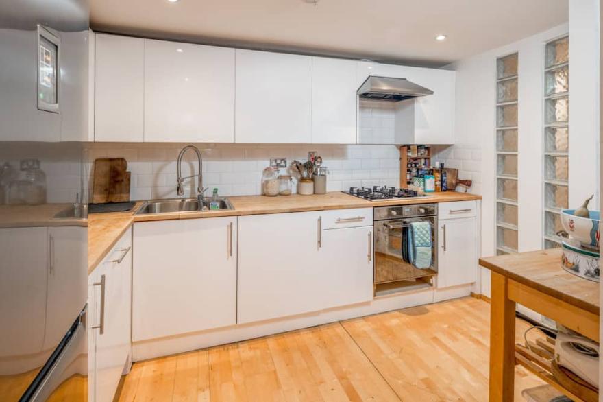 Fabulous flat w/ free parking
