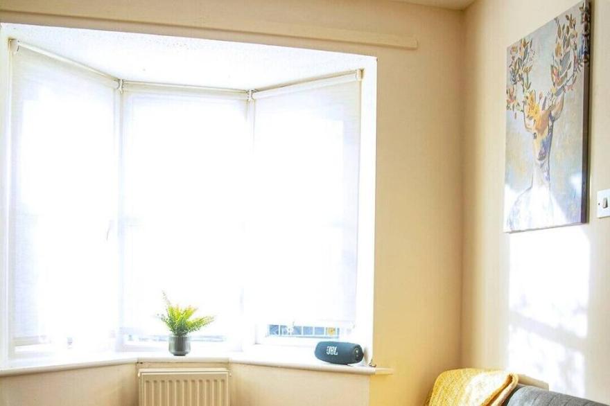 Cosy 3-Bed Home Close to City Centre (Parking)