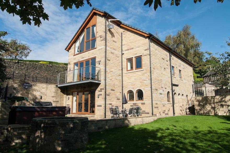 Luxury House & Family Retreat Sleeps 12 with  Private Hot Tub