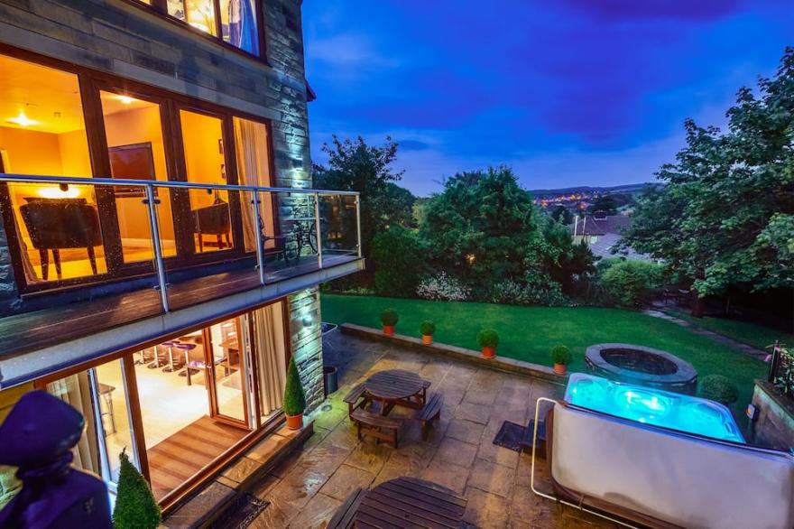 Luxury House & Family Retreat Sleeps 12 with  Private Hot Tub