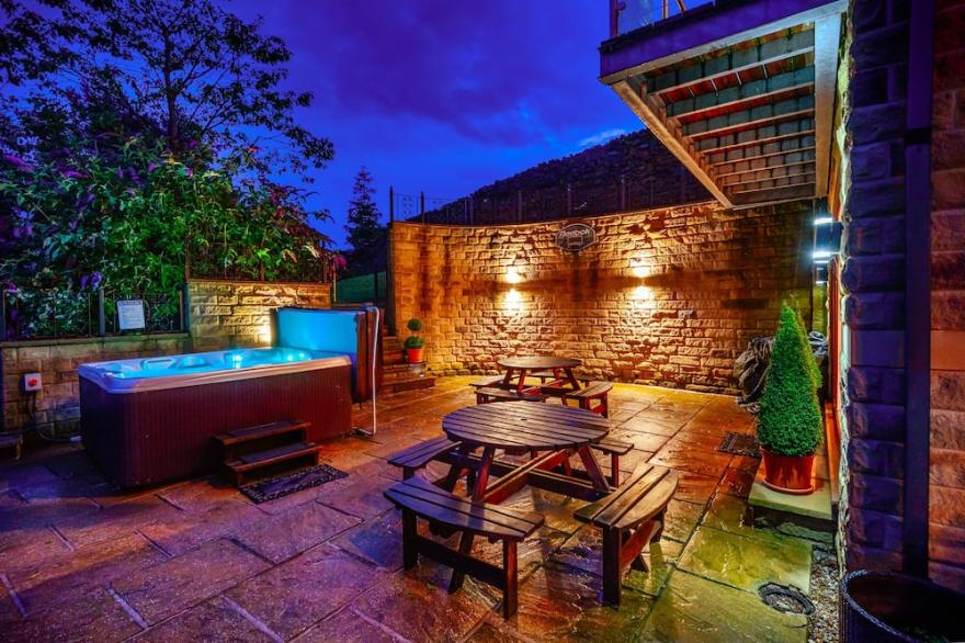 Luxury House & Family Retreat Sleeps 12 with  Private Hot Tub