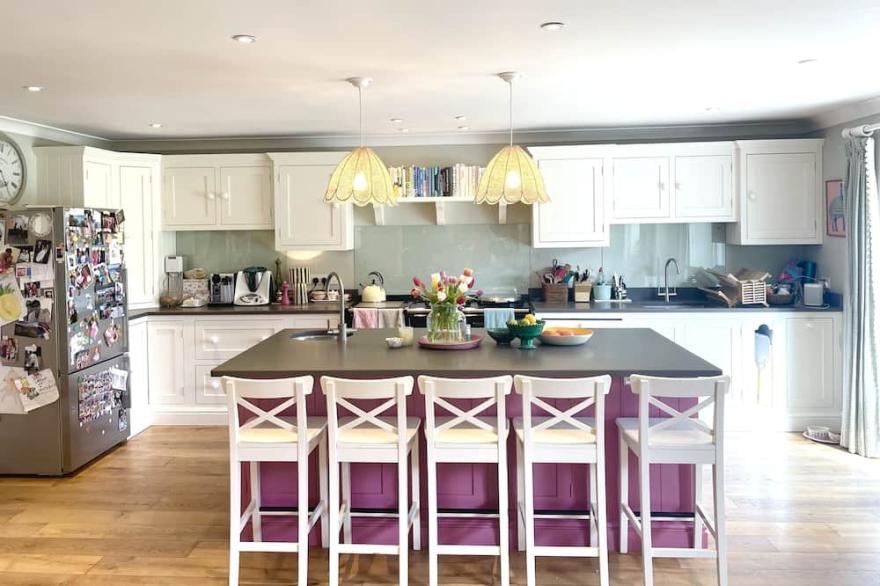 Beautiful 3000sq foot home in the middle of picturesque Amport.