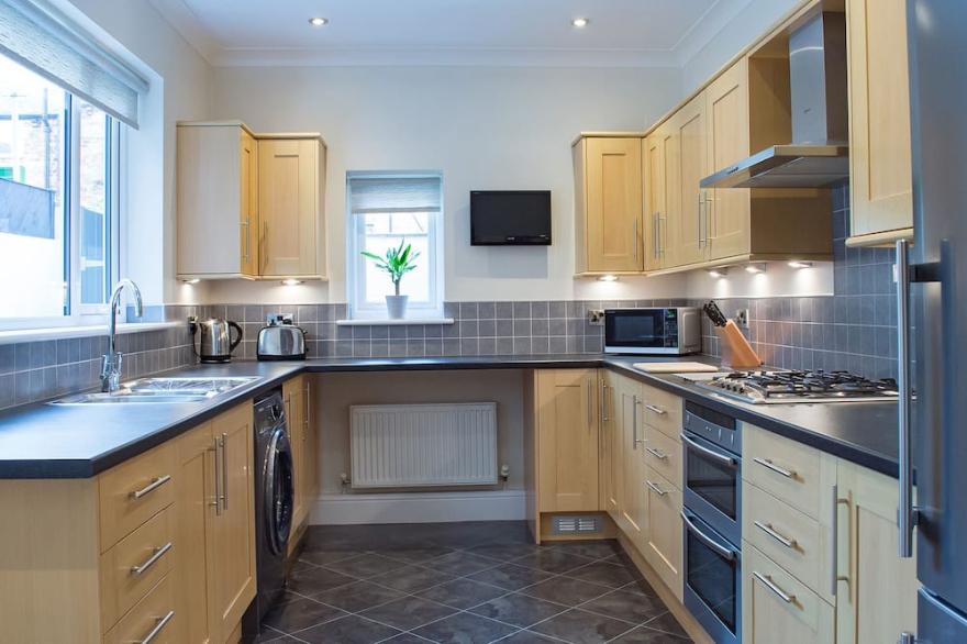 18 MAYVILLE AVENUE, family friendly in Scarborough