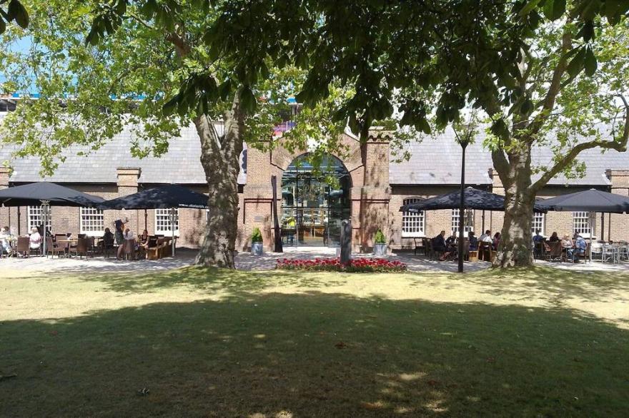 Townhouse Overlooking Park Borough Of Greenwich.. near Elizabeth Line Station