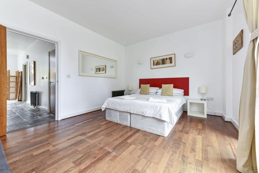 Townhouse Overlooking Park Borough Of Greenwich.. near Elizabeth Line Station