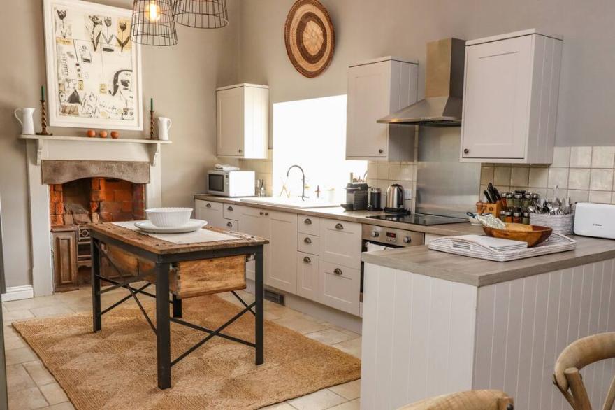 THE COMPTON COTTAGE, pet friendly, with a garden in Northleach