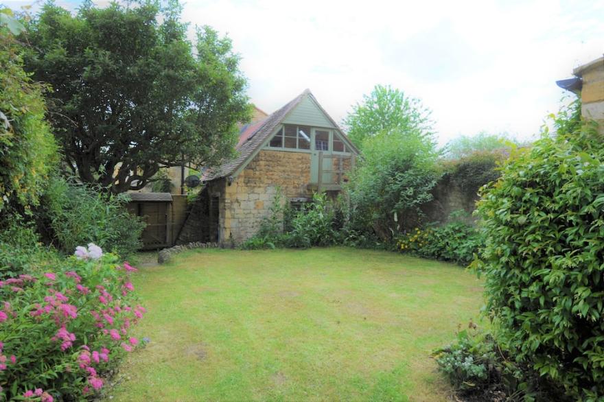 Pitchers is a Grade 11 Cotswold Stone House in the centre of Chipping Campden.