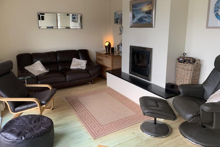 Holiday Cottage With Fabulous Views, Garden, Deck And Private Off Road Parking