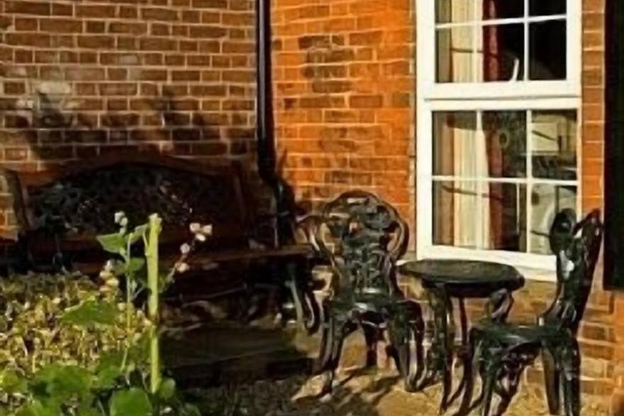 Character 2 Bedroom Cosy Cottage near Burnham Market and Brancaster Beach