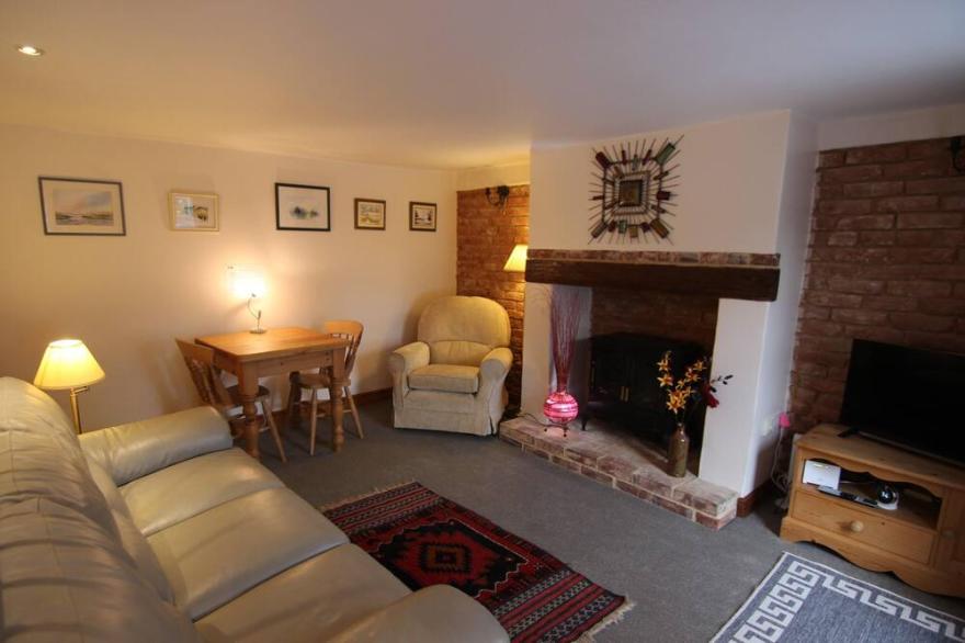 Character 2 Bedroom Cosy Cottage near Burnham Market and Brancaster Beach