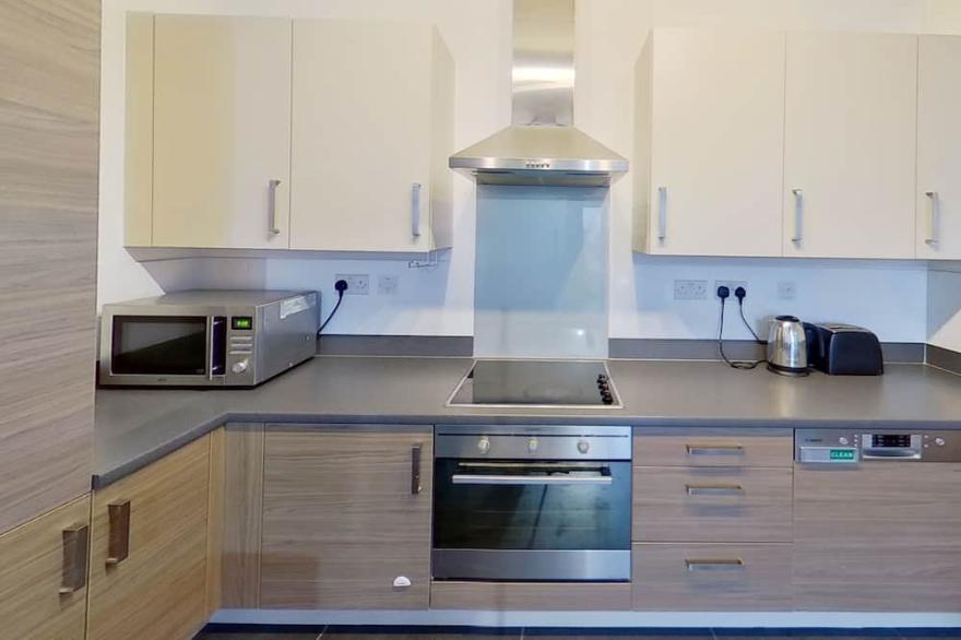 Superb 2 bedroom apartment with Parking in London