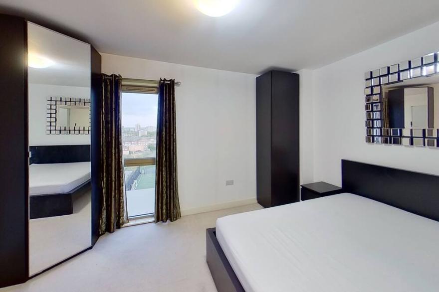 Superb 2 bedroom apartment with Parking in London