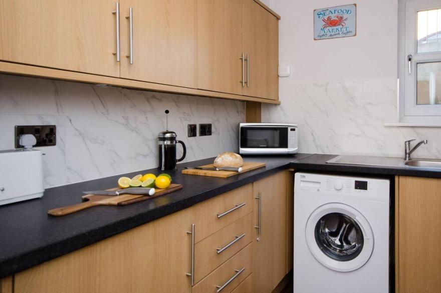 33 HIBERNIA STREET, family friendly, with a garden in Scarborough