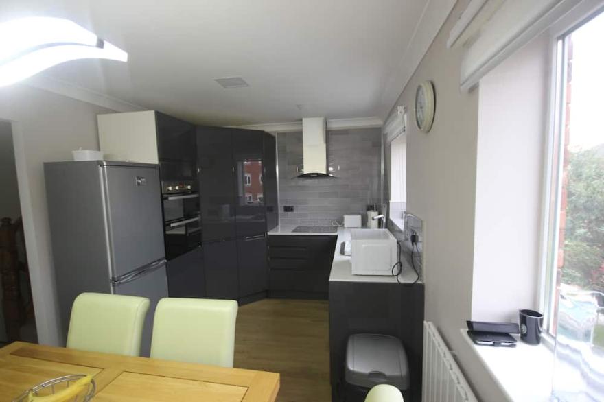Delightful house in Stone, Staffordshire  close to lovely canalside walks