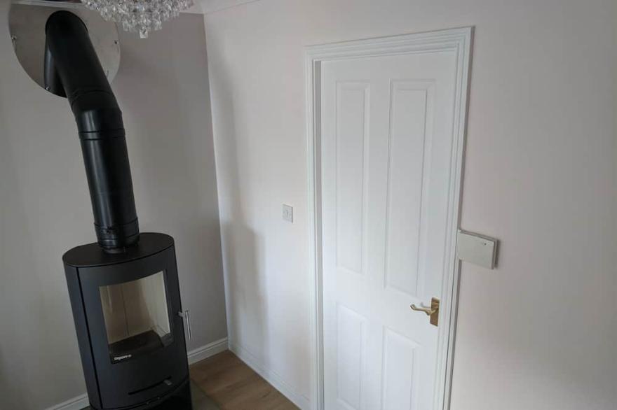 Delightful house in Stone, Staffordshire  close to lovely canalside walks