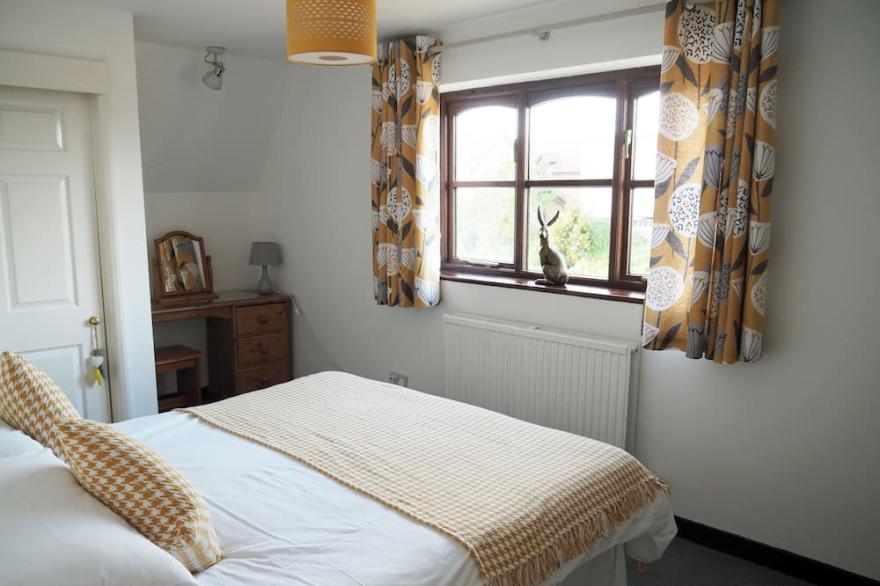 Pet friendly lakeside cottage with private hot tub, onsite golf course & cafe