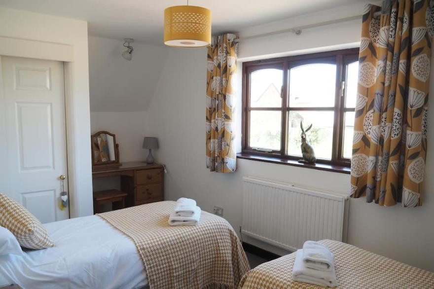 Pet friendly lakeside cottage with private hot tub, onsite golf course & cafe