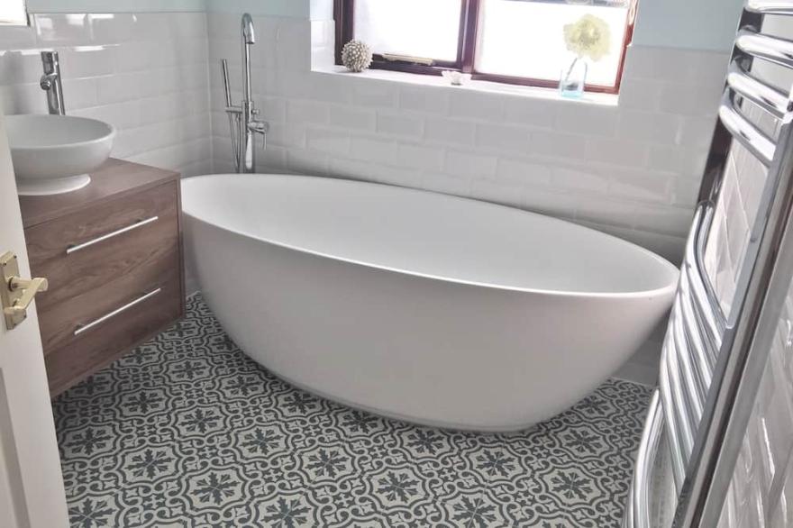 Pet friendly lakeside cottage with private hot tub, onsite golf course & cafe