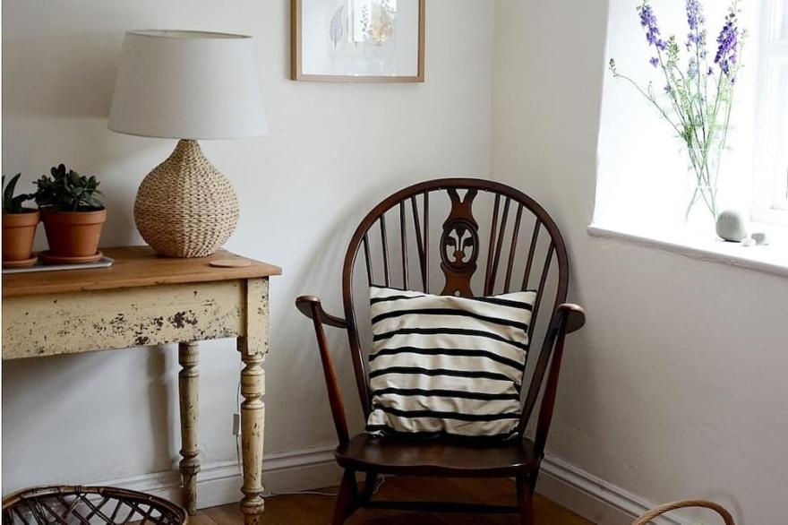 Detached Character Cottage, Family Friendly With Play Facilities Outside.