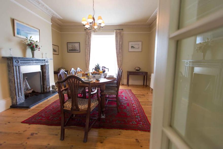 Beautifully decorated, spacious home. Harbour views & short walk to town & beach