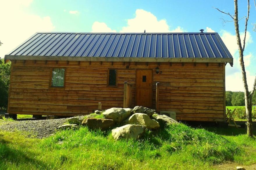 Onida Cabin - Log cabin with hot tub in stunning location close to loch shore