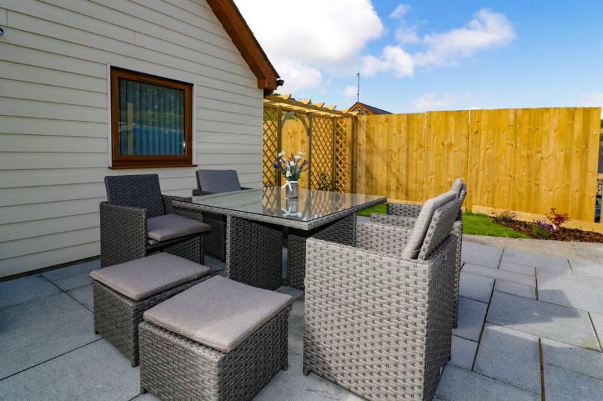 THE COWSHED, pet friendly, luxury holiday cottage in Porth