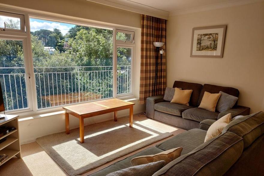 Fabulous sea views, ample parking and gardens, 2mins walk from South Sands beach