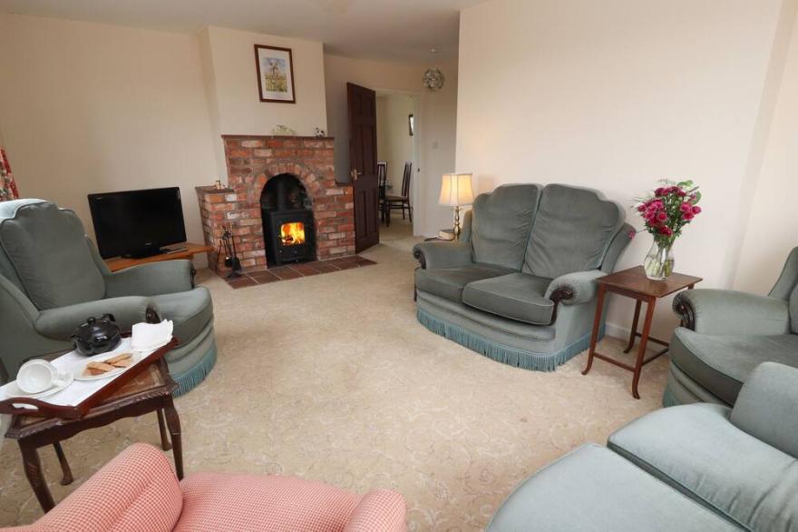 SHOOTER'S LODGE, pet friendly, with open fire in Wem