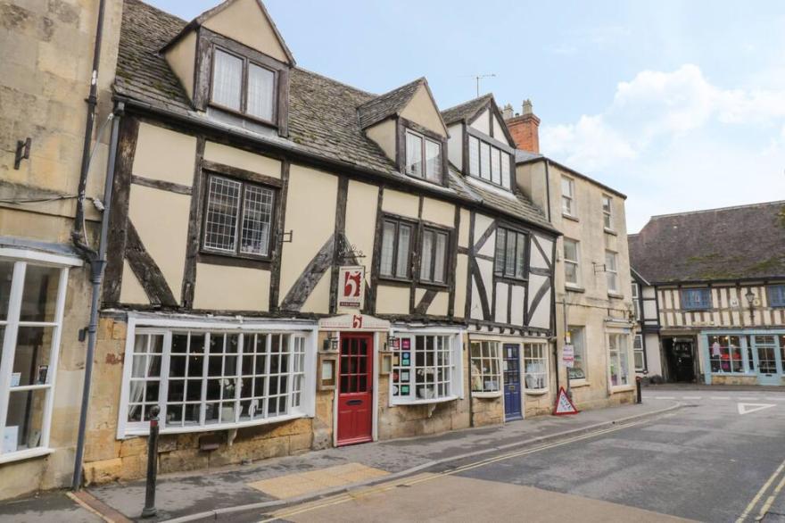 THIMBLE COTTAGE, pet friendly, with open fire in Winchcombe