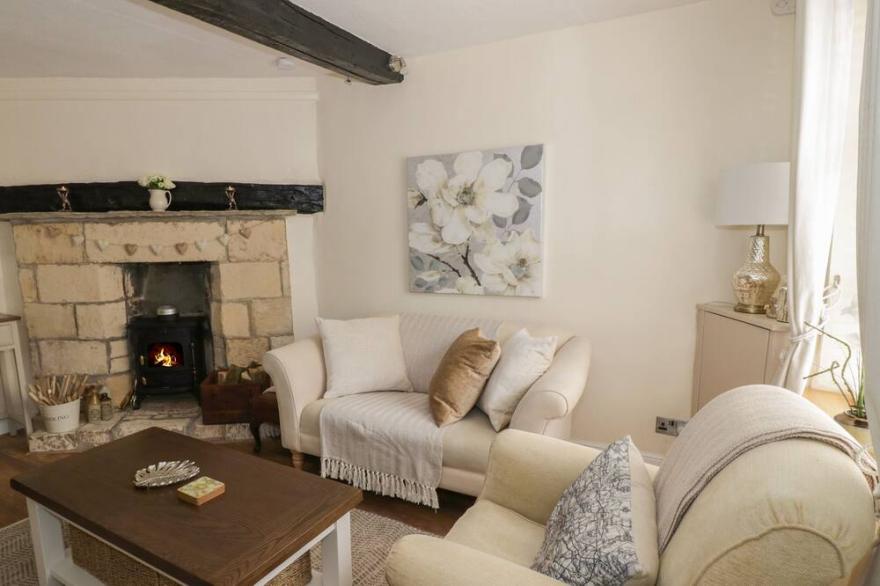 THIMBLE COTTAGE, pet friendly, with open fire in Winchcombe