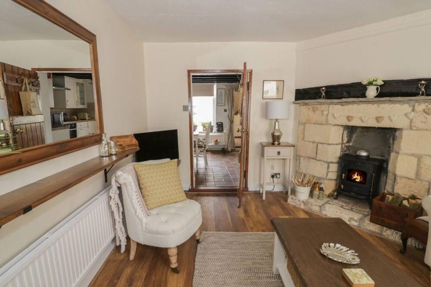 THIMBLE COTTAGE, pet friendly, with open fire in Winchcombe