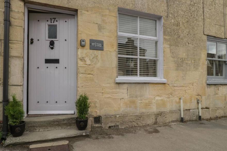 THIMBLE COTTAGE, pet friendly, with open fire in Winchcombe