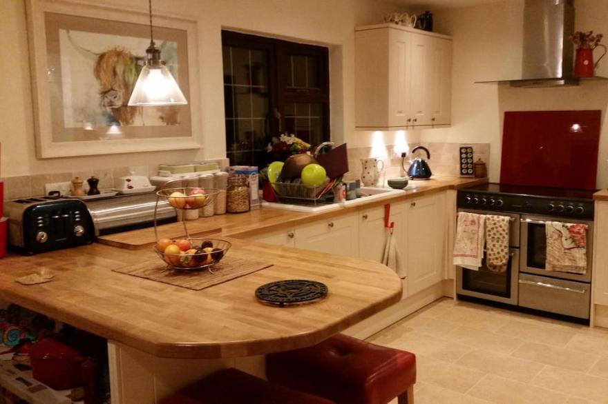 Family home in beautiful Oxfordshire countryside! Garden, parking & local walks.