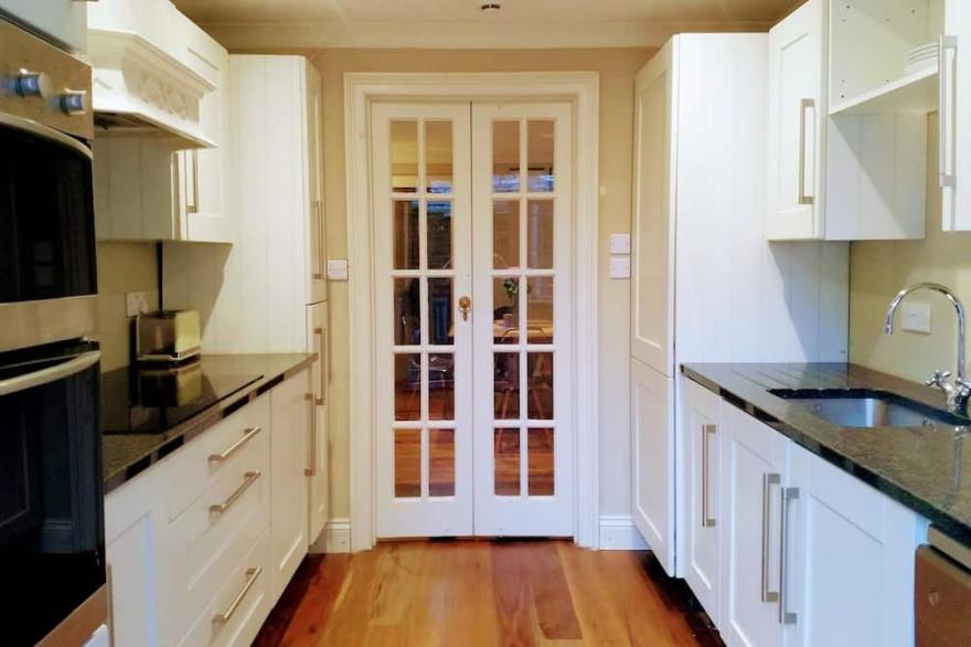 Lovely 2-bedroom heathside flat in great location